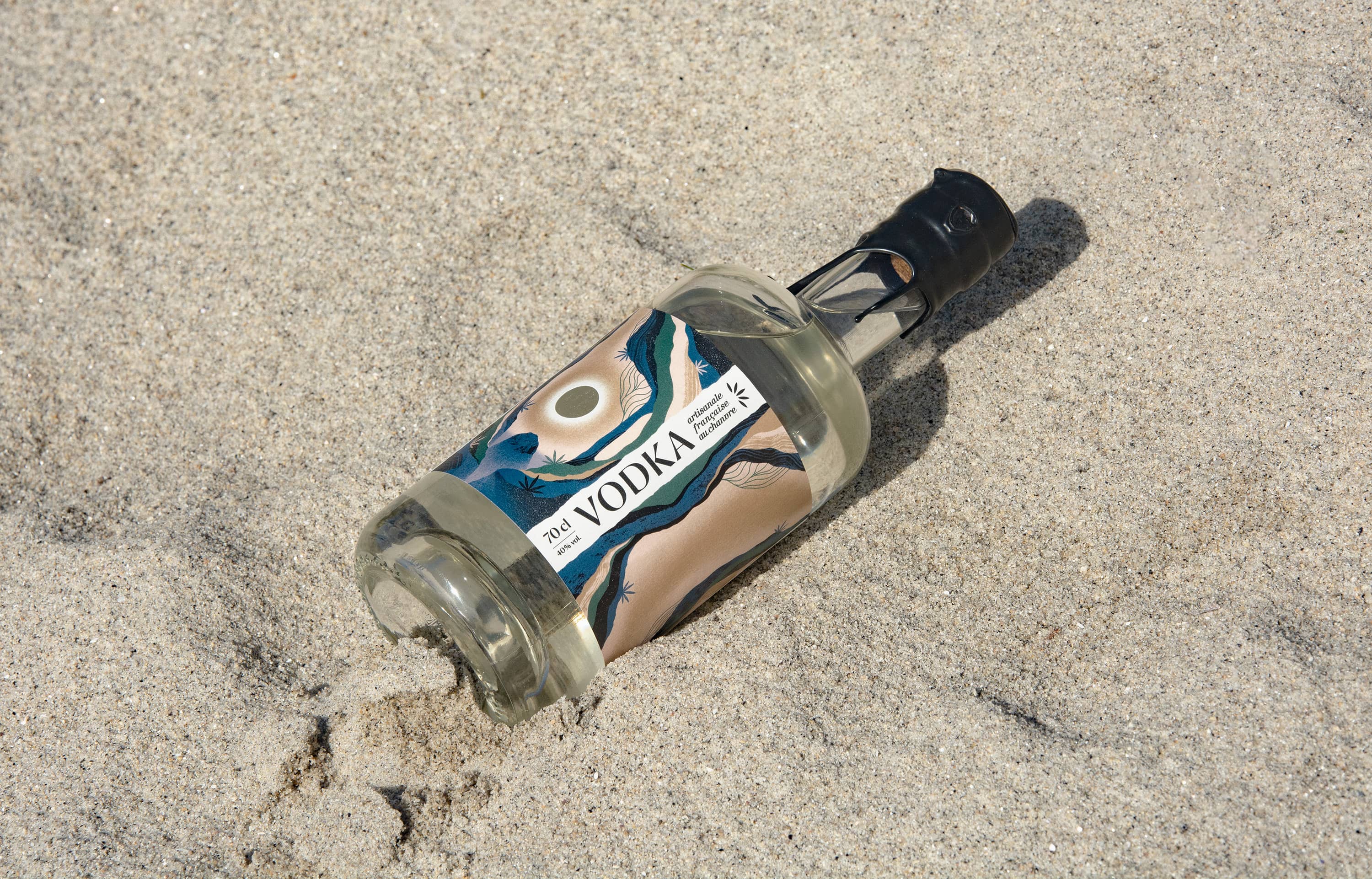 bouteille de vodka supéfiante dans le sable