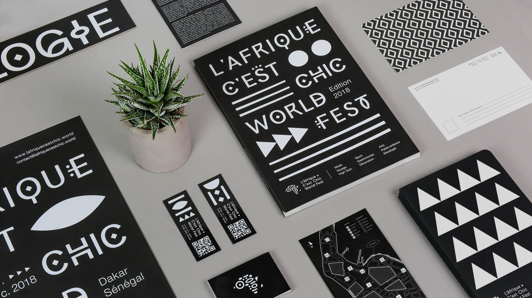 Mise en situation de plusieurs supports présentant le travail réalisé pour la création de l'identité visuelle du festival l'Afrique c'est chic