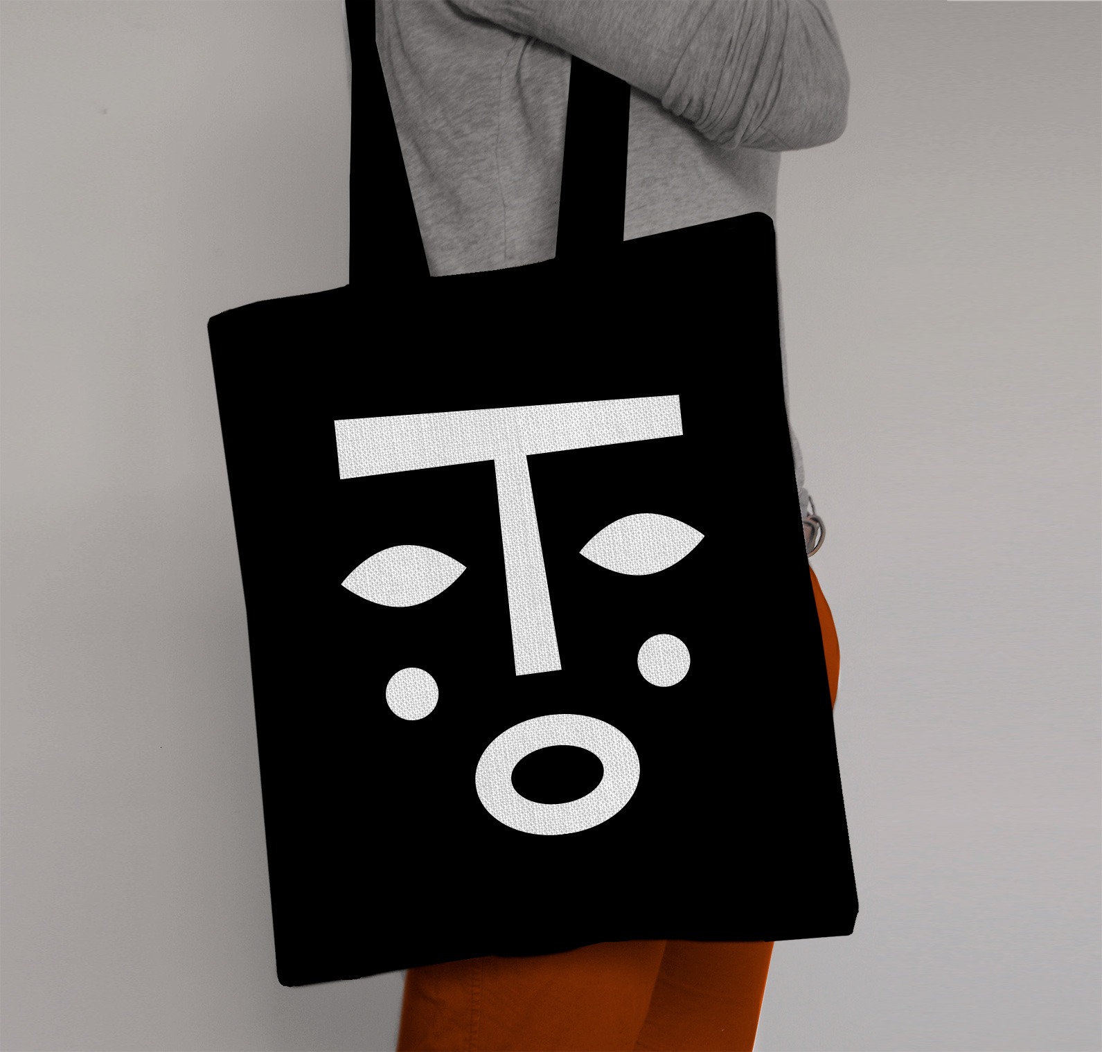 Tote bag du festival « L’Afrique, c’est chic », orné d’un pictogramme évoquant un masque traditionnel africain.