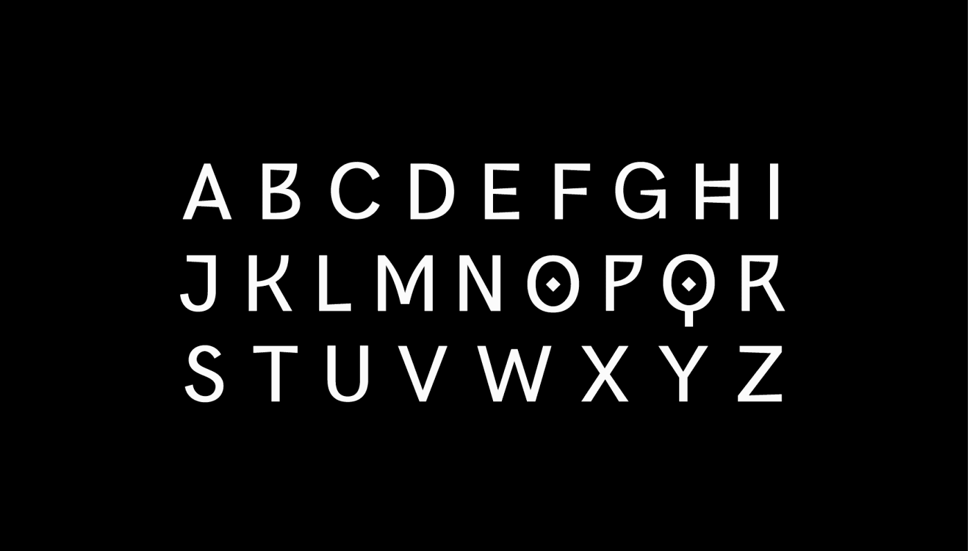 Visuels présentant la typographie créée spécialement pour l’identité du festival « L’Afrique, c’est chic ». Elle se décline en deux versions : l’une très ornementée et l’autre plus sobre. Leur association permet de composer des mots visuellement équilibrés.