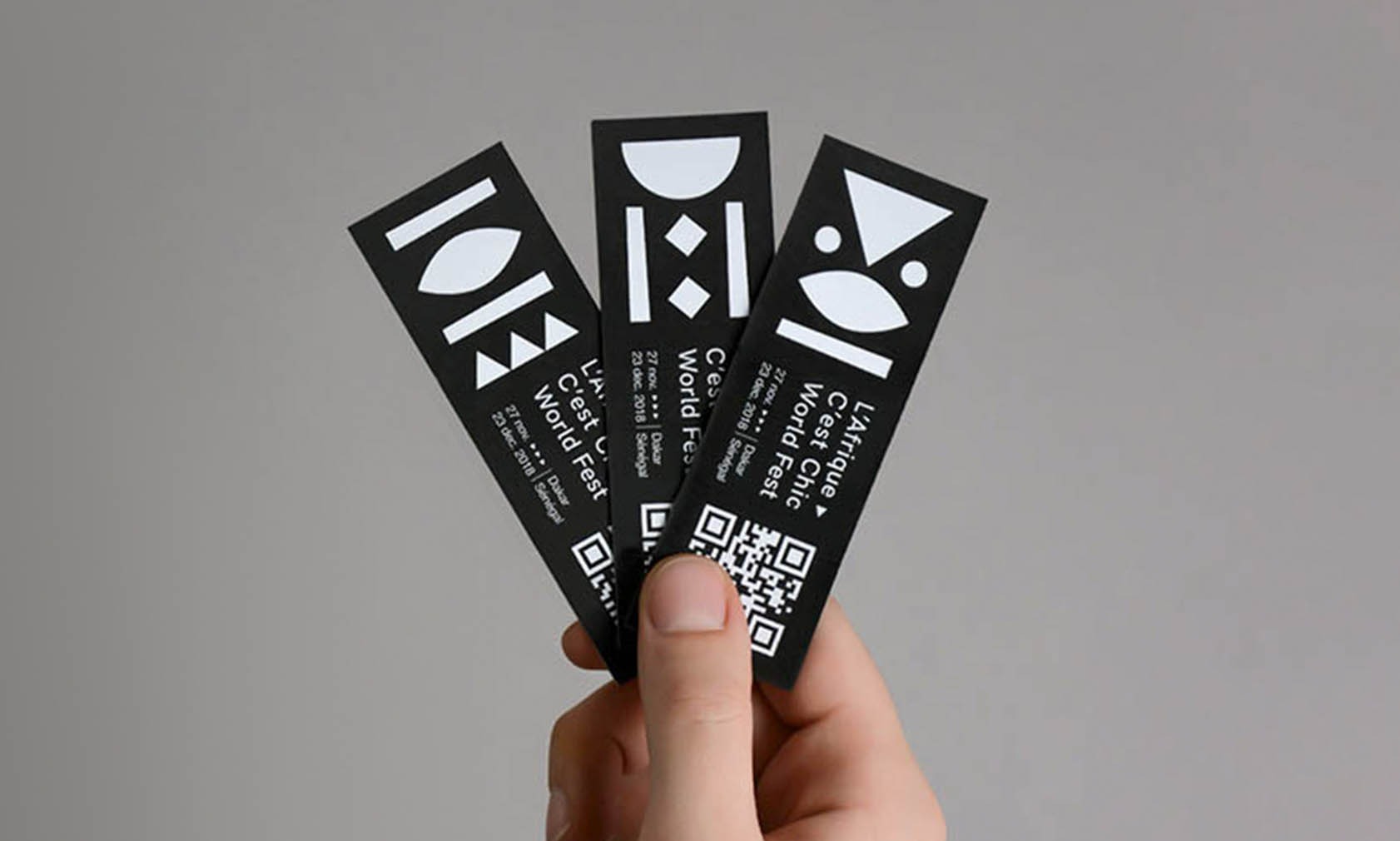 Visuel présentant les tickets d'entrée papier du festival tenu dans une main