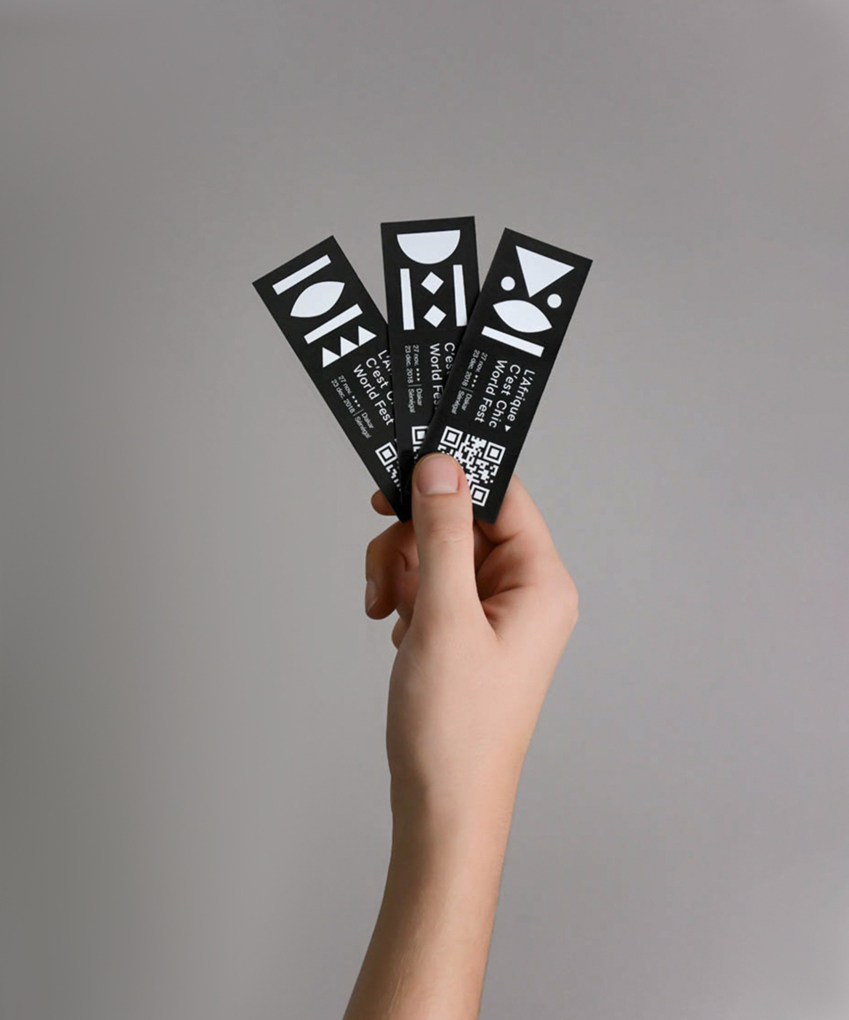 Visuel présentant les tickets d'entrée papier du festival tenu dans une main