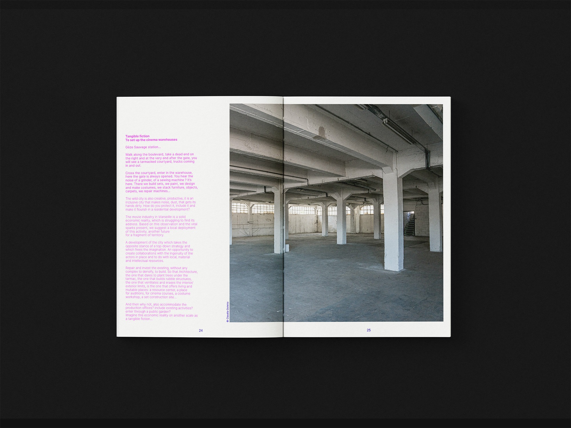 Double page avec typographie rose et photo d'architecture du programme du festival de la ville sauvage organisé par l'association "Va jouer dehors"
