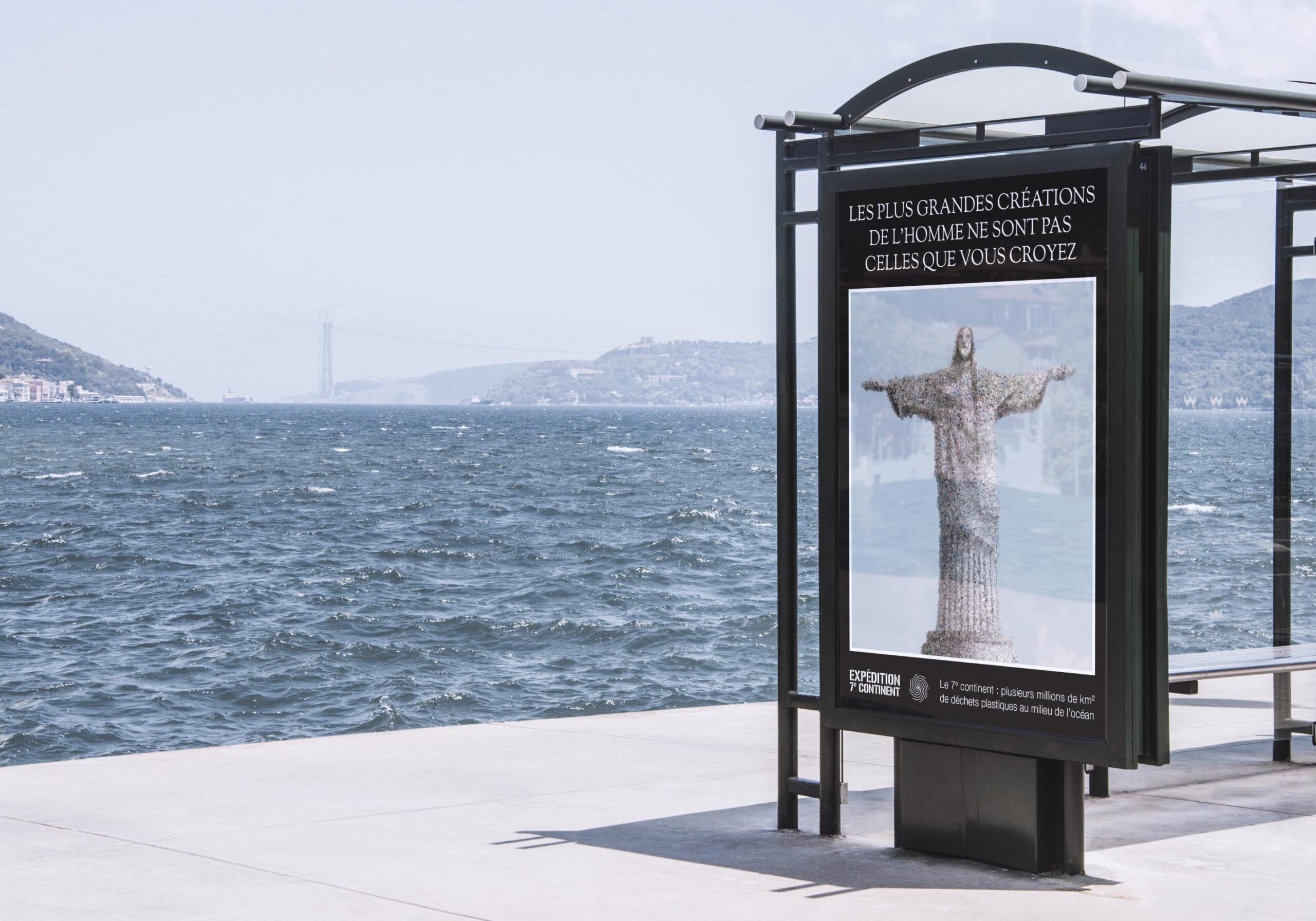 Affiche de la campagne Expédition 7e Continent, installée sur un panneau publicitaire en bord de mer, sensibilisant à la pollution plastique des océans.