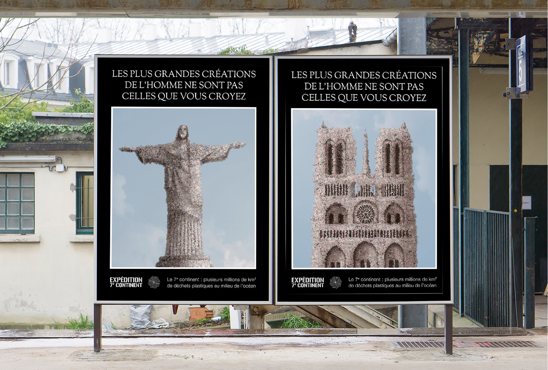 Deux Affiches de la campagne Expédition 7e Continent, installée sur un panneau publicitaire dans une gare, sensibilisant à la pollution plastique des océans.