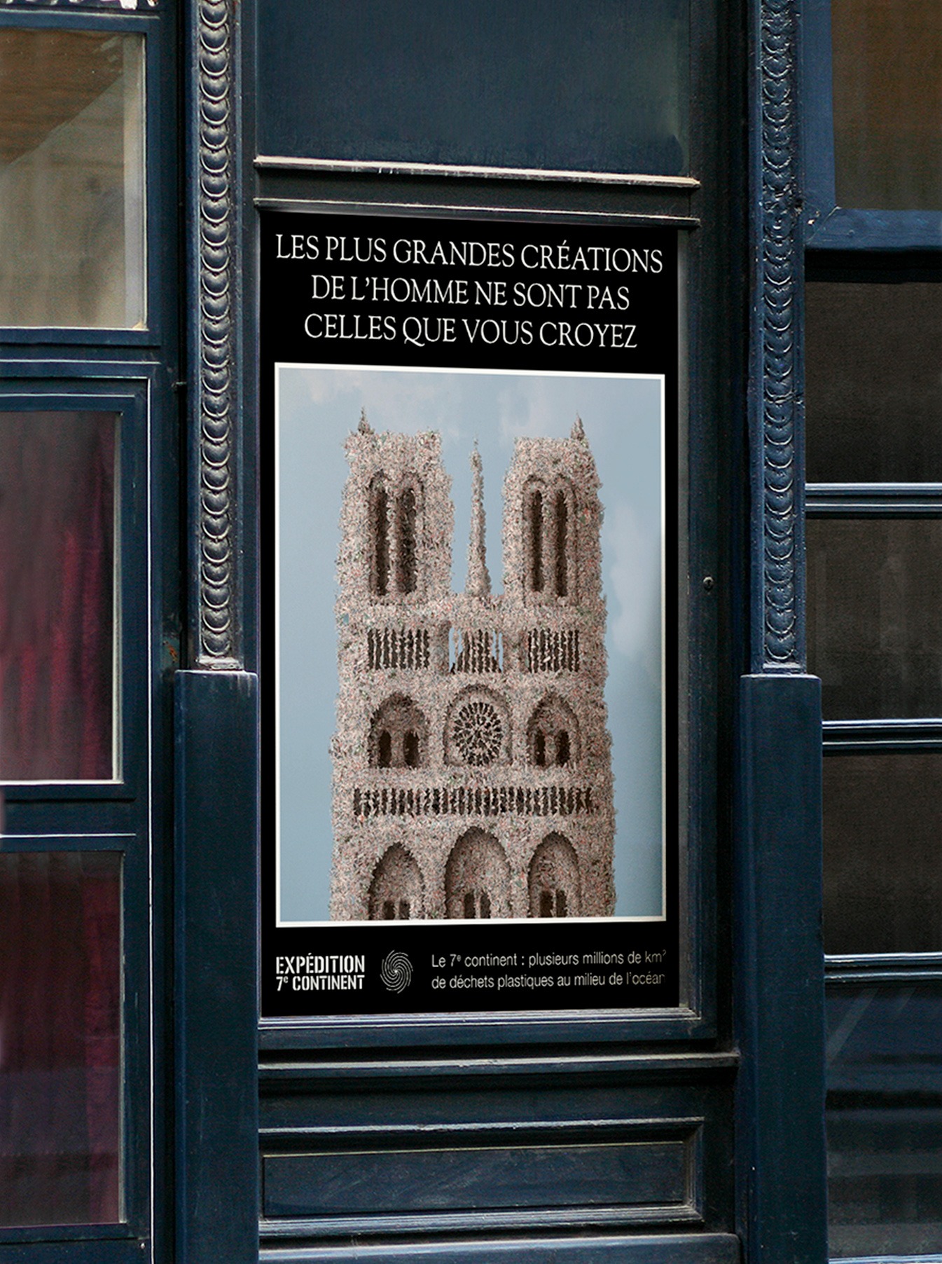 Affiche de la campagne Expédition 7e Continent, installée sur un panneau publicitaire sur un mur, sensibilisant à la pollution plastique des océans.
