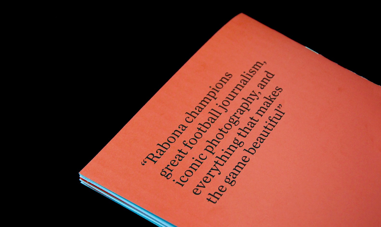Quatrième de couverture du magazine, avec une citation écrite en noir sur un fond orange.