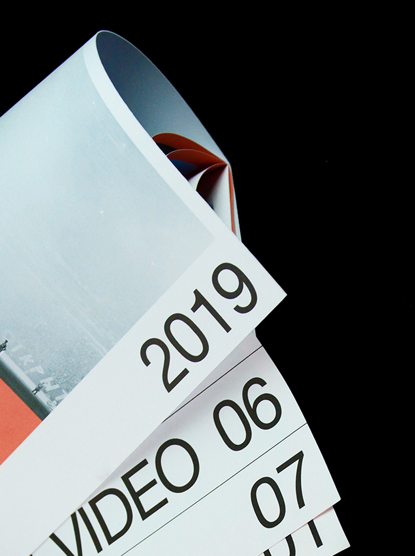 Gros plan sur des détails de la typographie et de la couverture du magazine Rabona