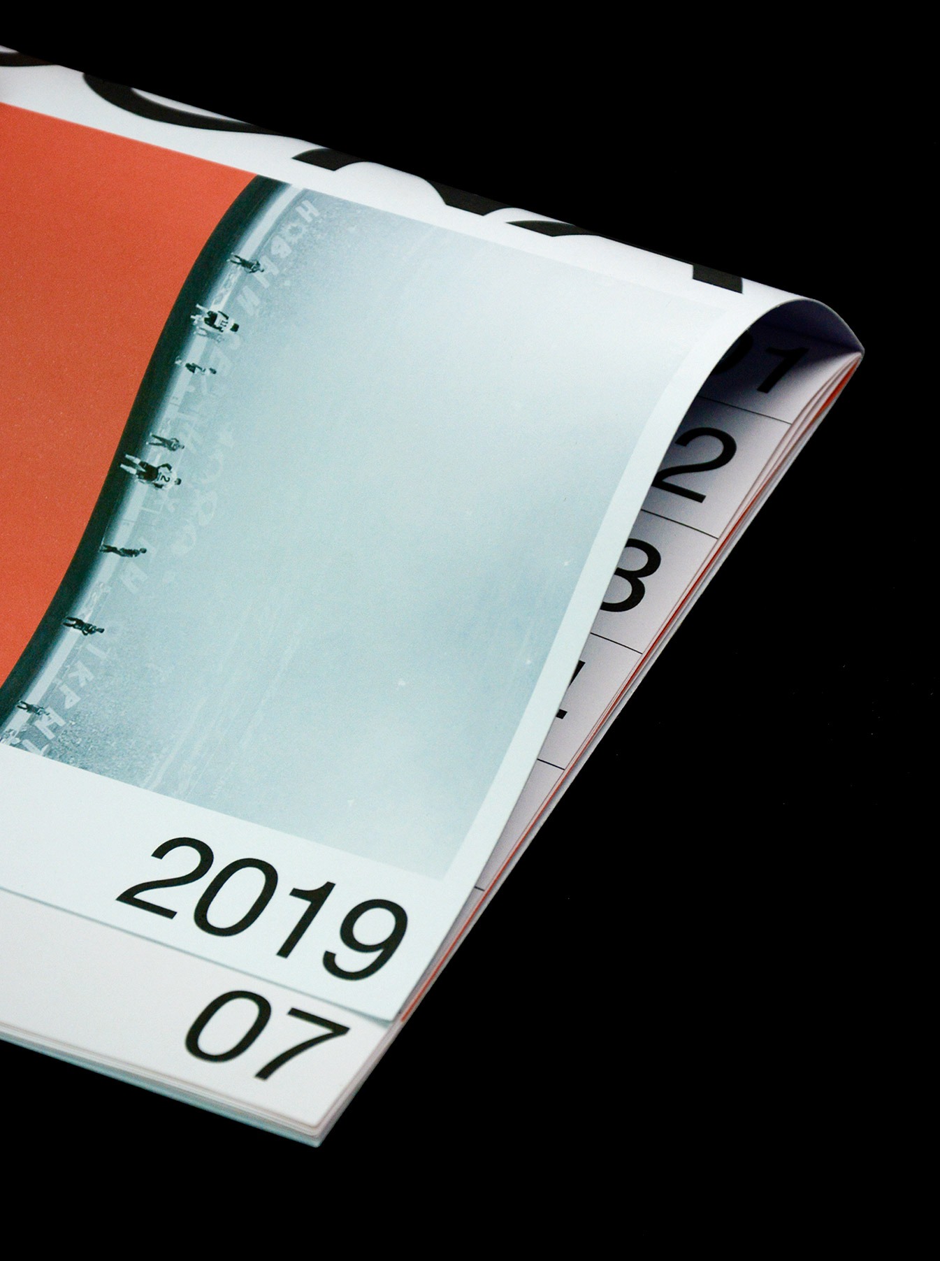 Gros plan sur des détails de la typographie et de la couverture du magazine Rabona