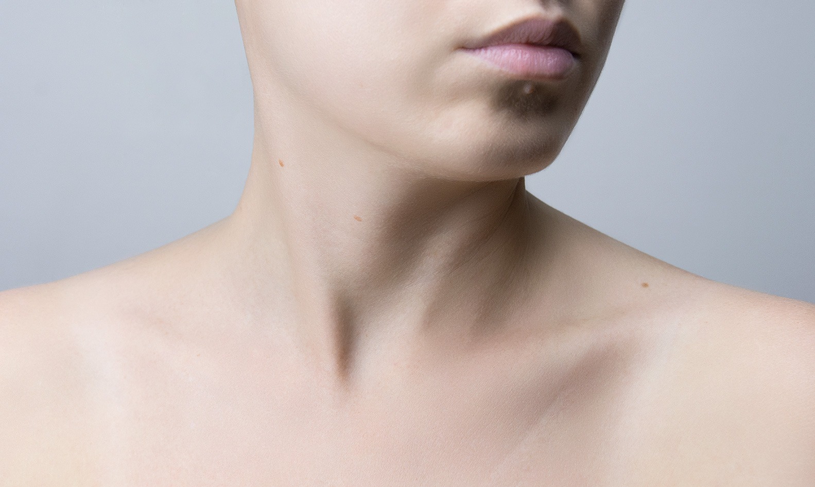 photo sur le bas d'un visage et le haut des épaules, image utilisée sur le site du Dr Walid Layoun, chirurgien Maxillofacial à Aix-en Provence