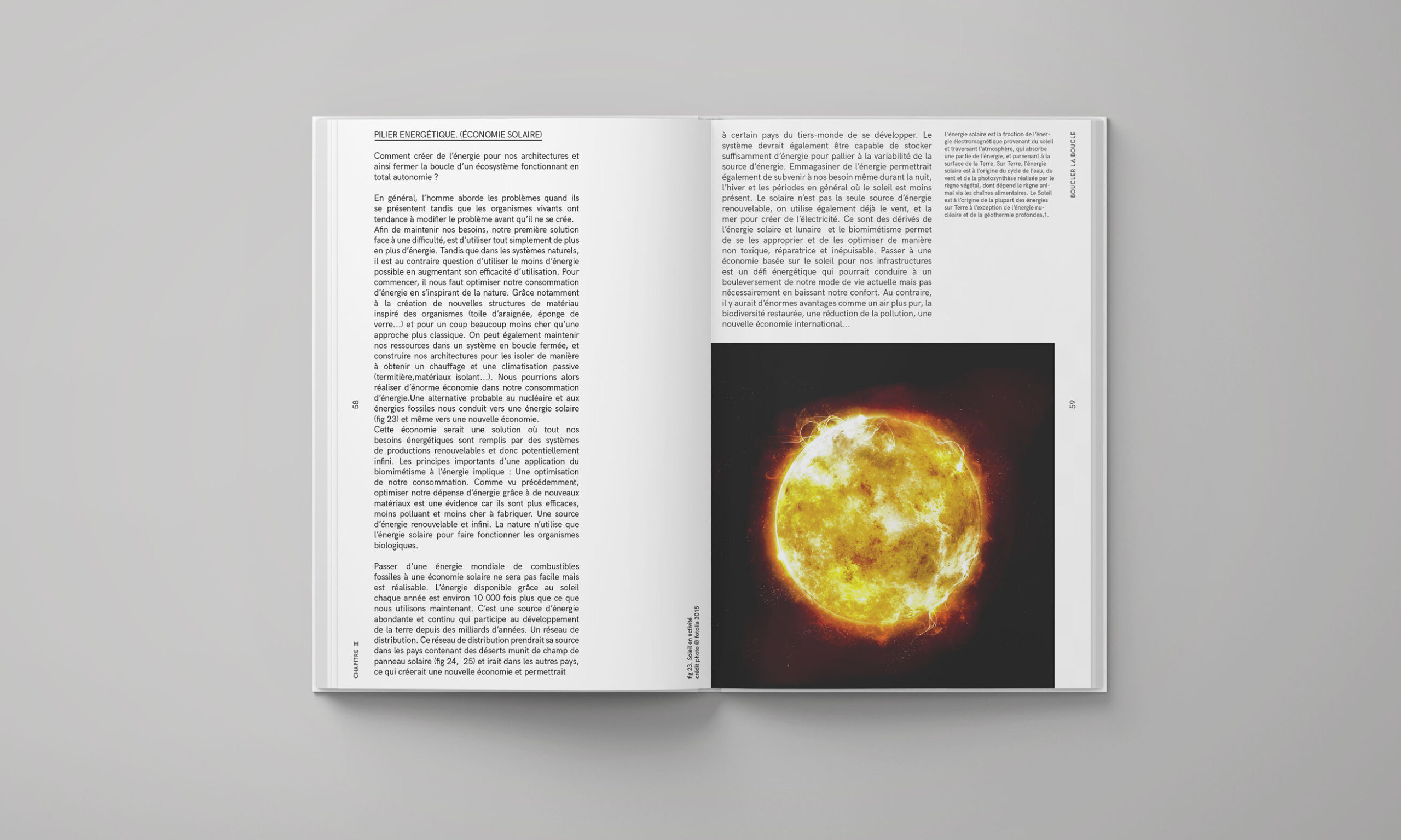 Double page du livre Biomimesis consacrée à l’énergie solaire, associant des colonnes de texte à une photographie du Soleil.