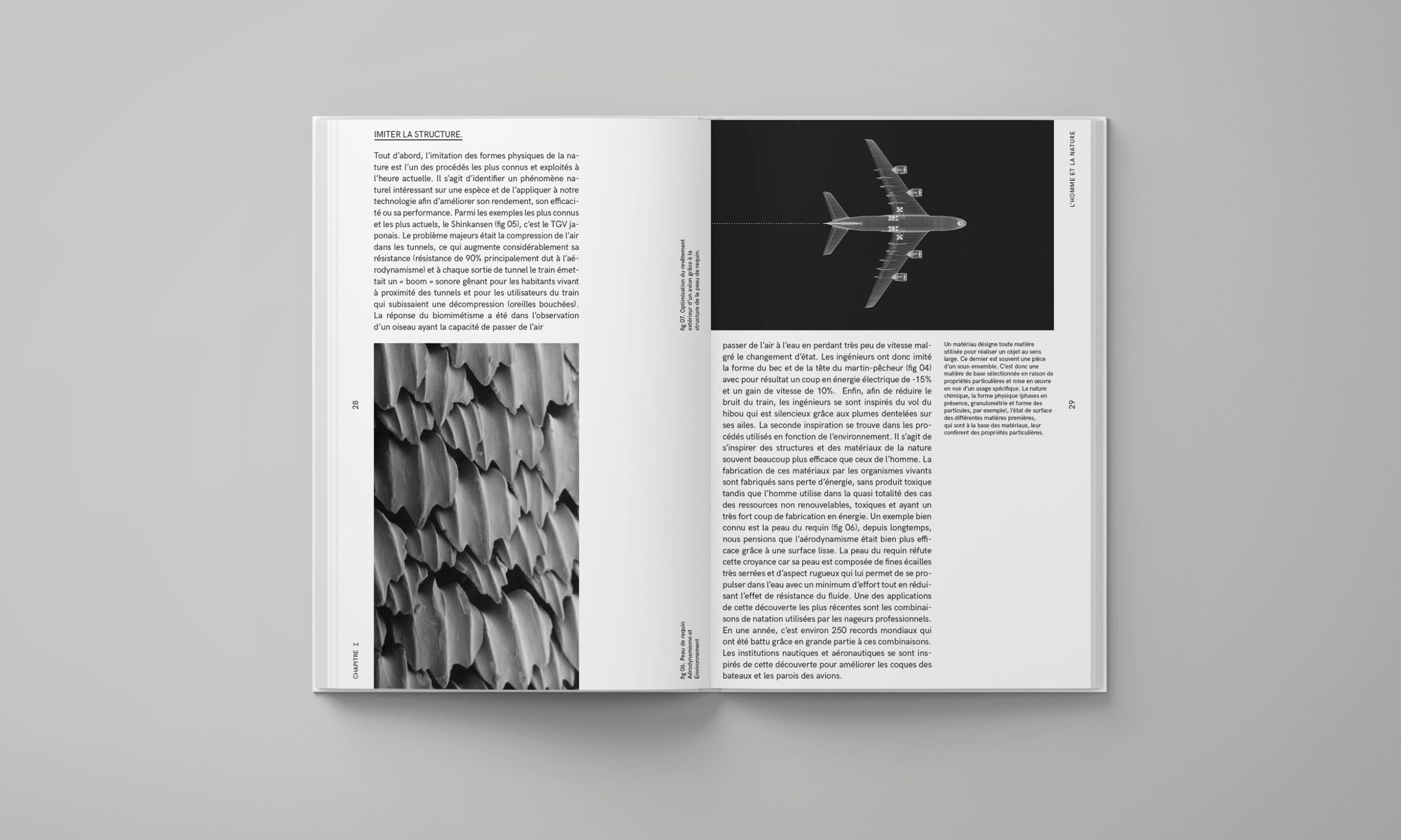 Double page du livre Biomimesis explorant les structures inspirées du vivant, avec des photographies d’un avion et d’une surface de peau de requin