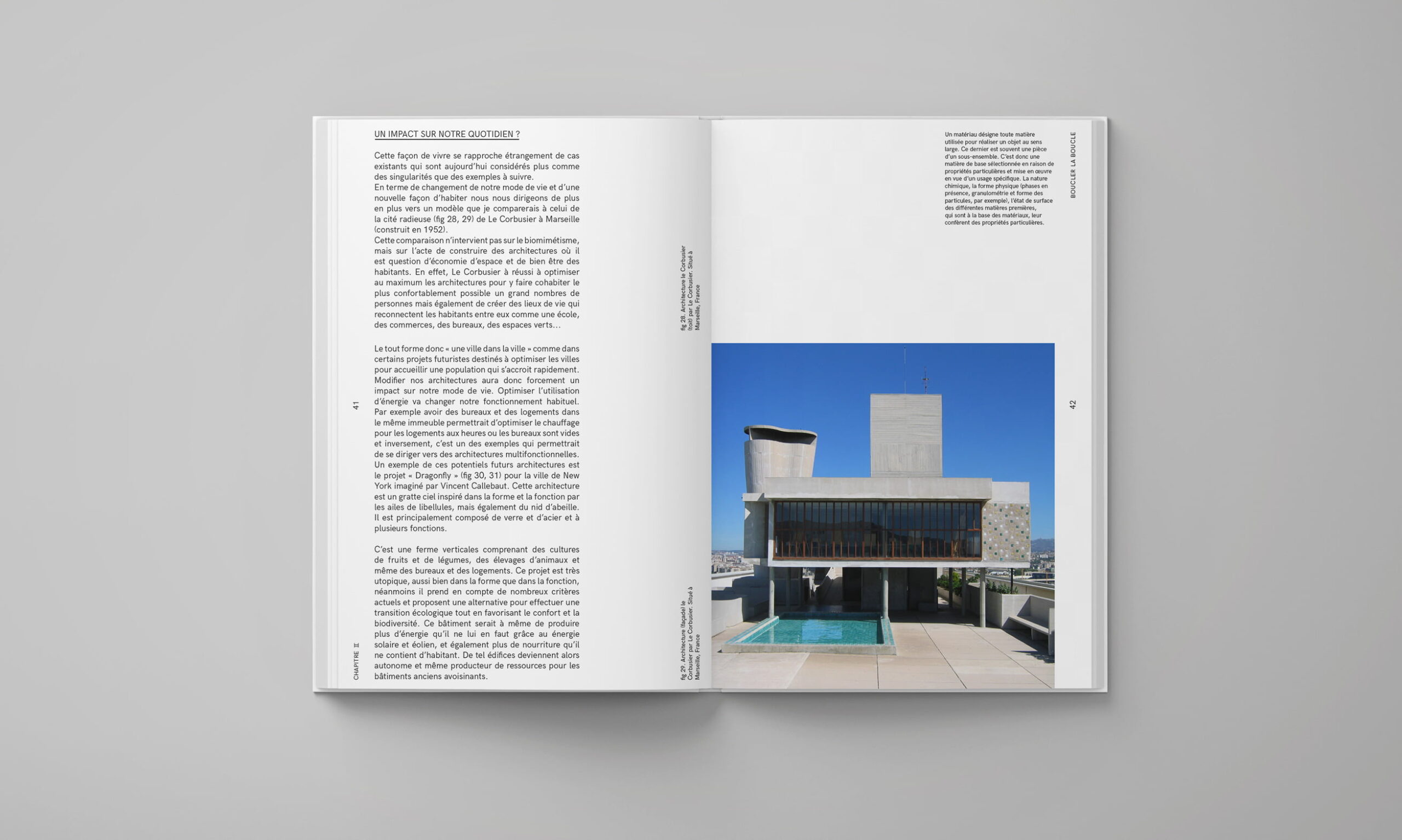 Double page du livre Biomimesis consacrée à l’impact de l’architecture sur notre quotidien, avec une photographie d’un bâtiment contemporain aux lignes géométriques.