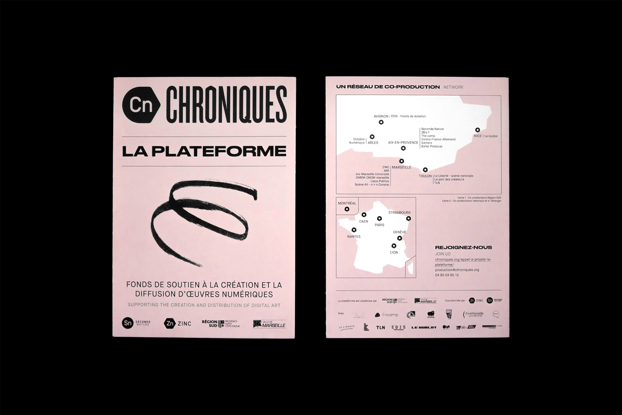 Couverture et dos de la brochure rose réalisée pour la Biennale Chroniques