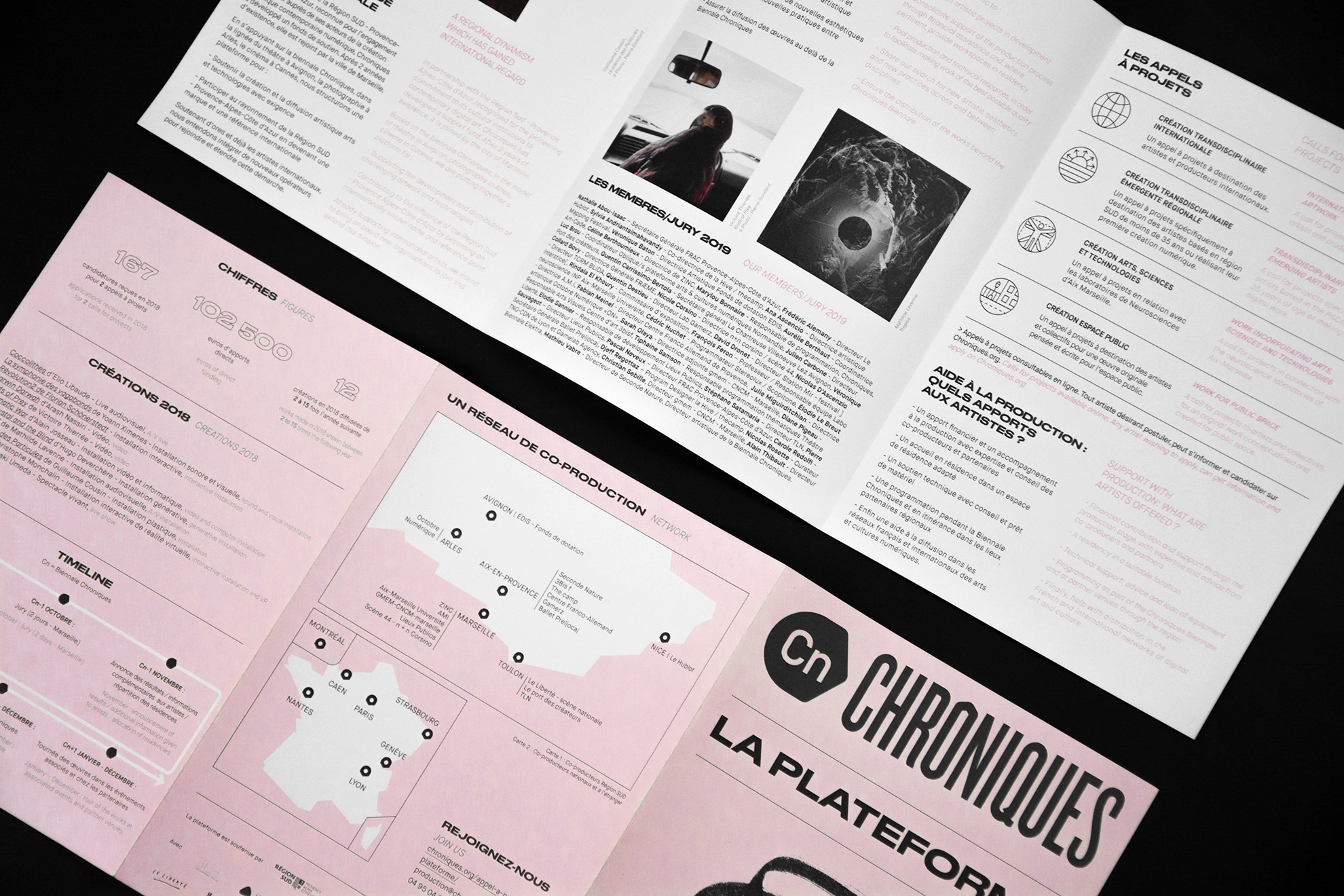 Gros plan sur le contenu de la brochure trois plis réalisée pour la Biennale Chroniques