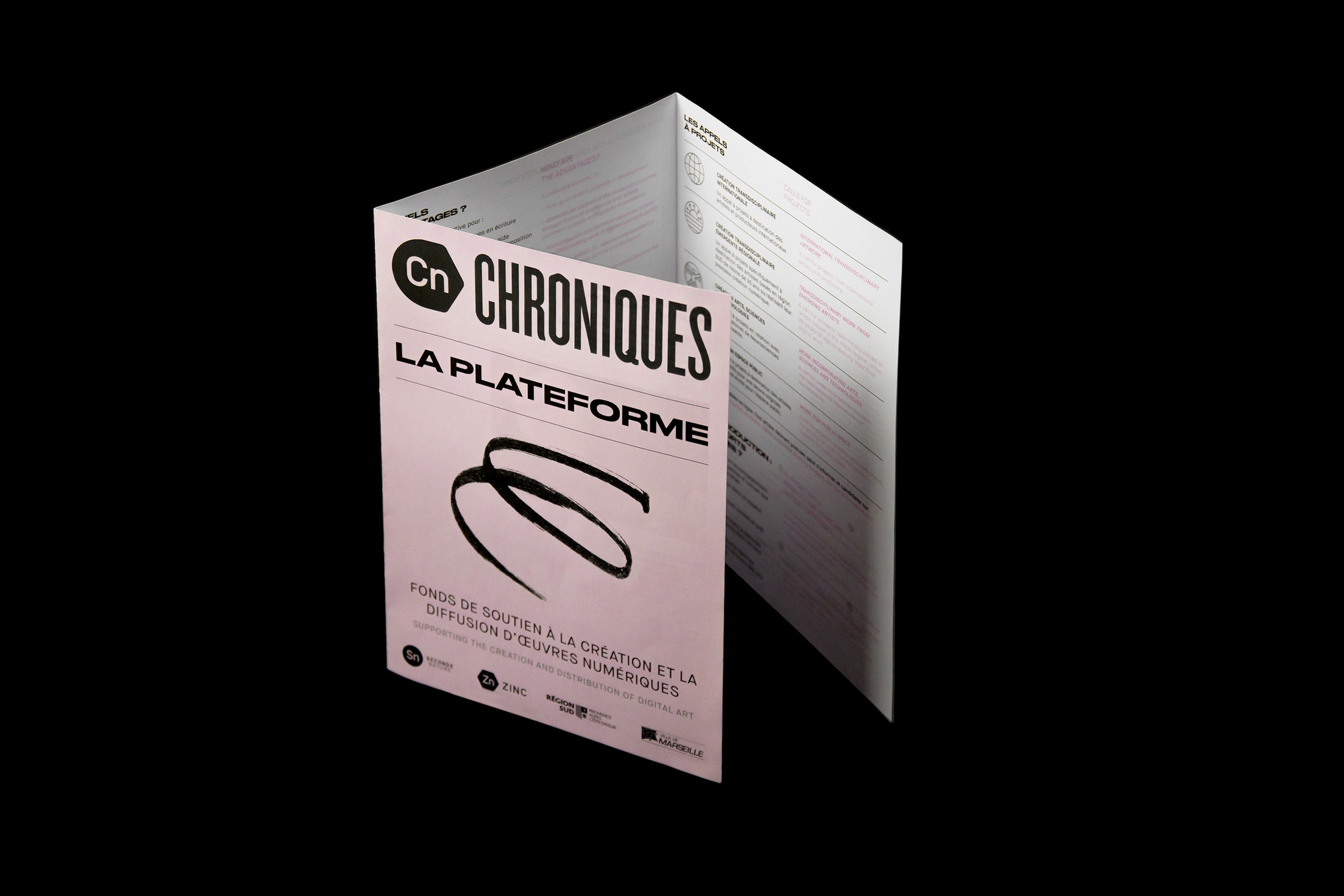 vue du dessus de la brochure trois plis réalisée pour la Biennale Chroniques