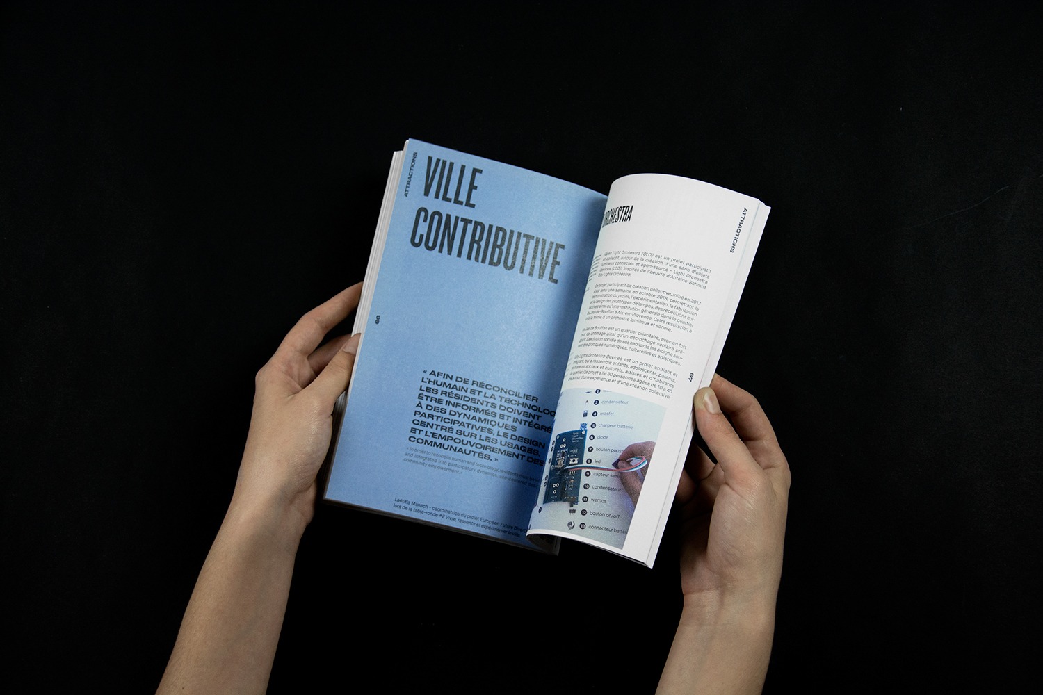 pages intérieurs présentant une entrée de chapitre fond bleu du livre de la Biennale Chroniques