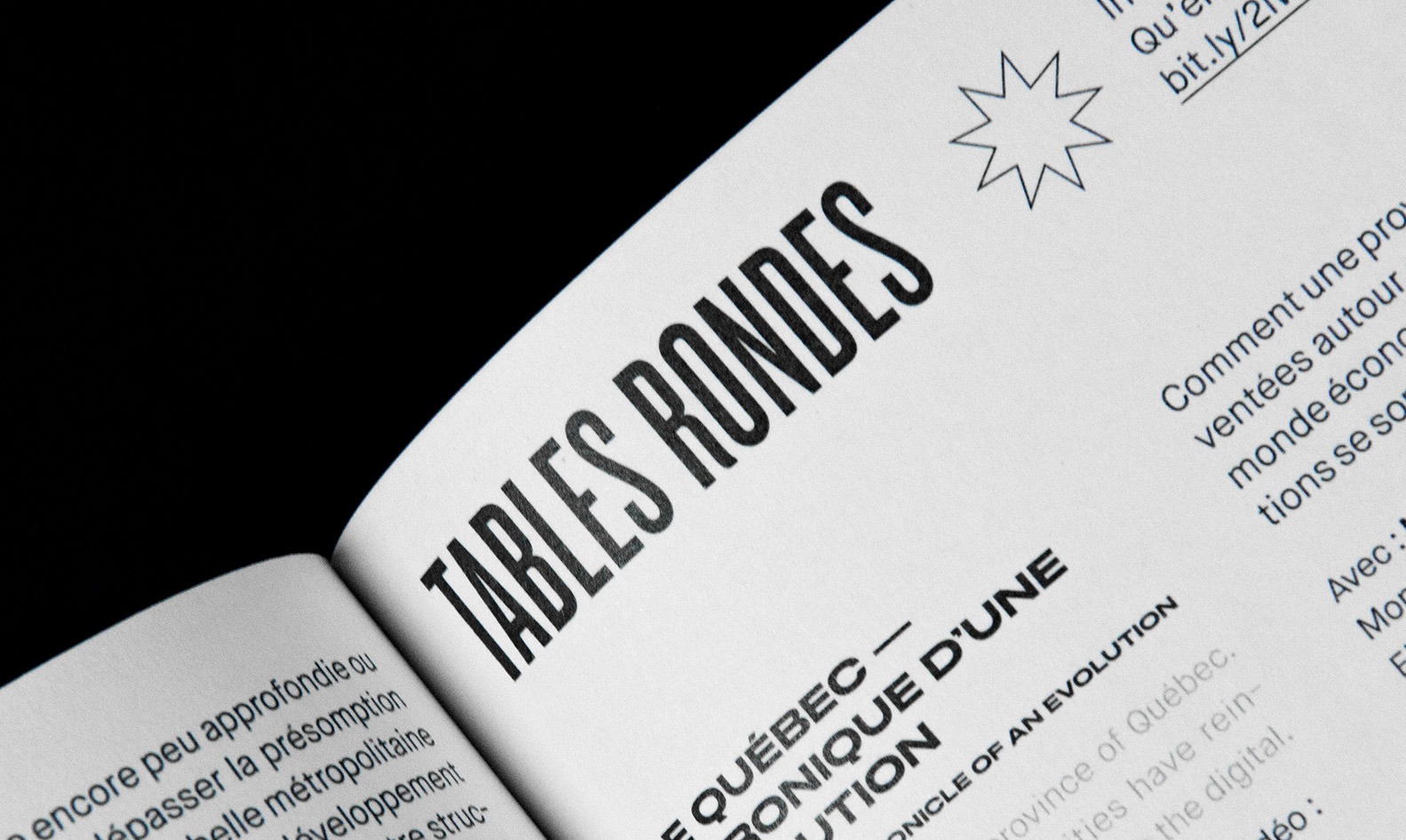 Gros plan sur une page intérieur du livre de la Biennale Chroniques
