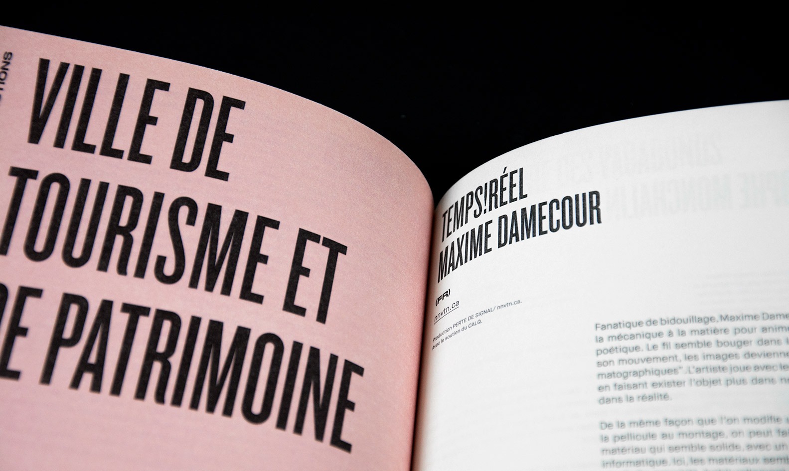 Gros plan sur une page intérieur du livre de la Biennale Chroniques