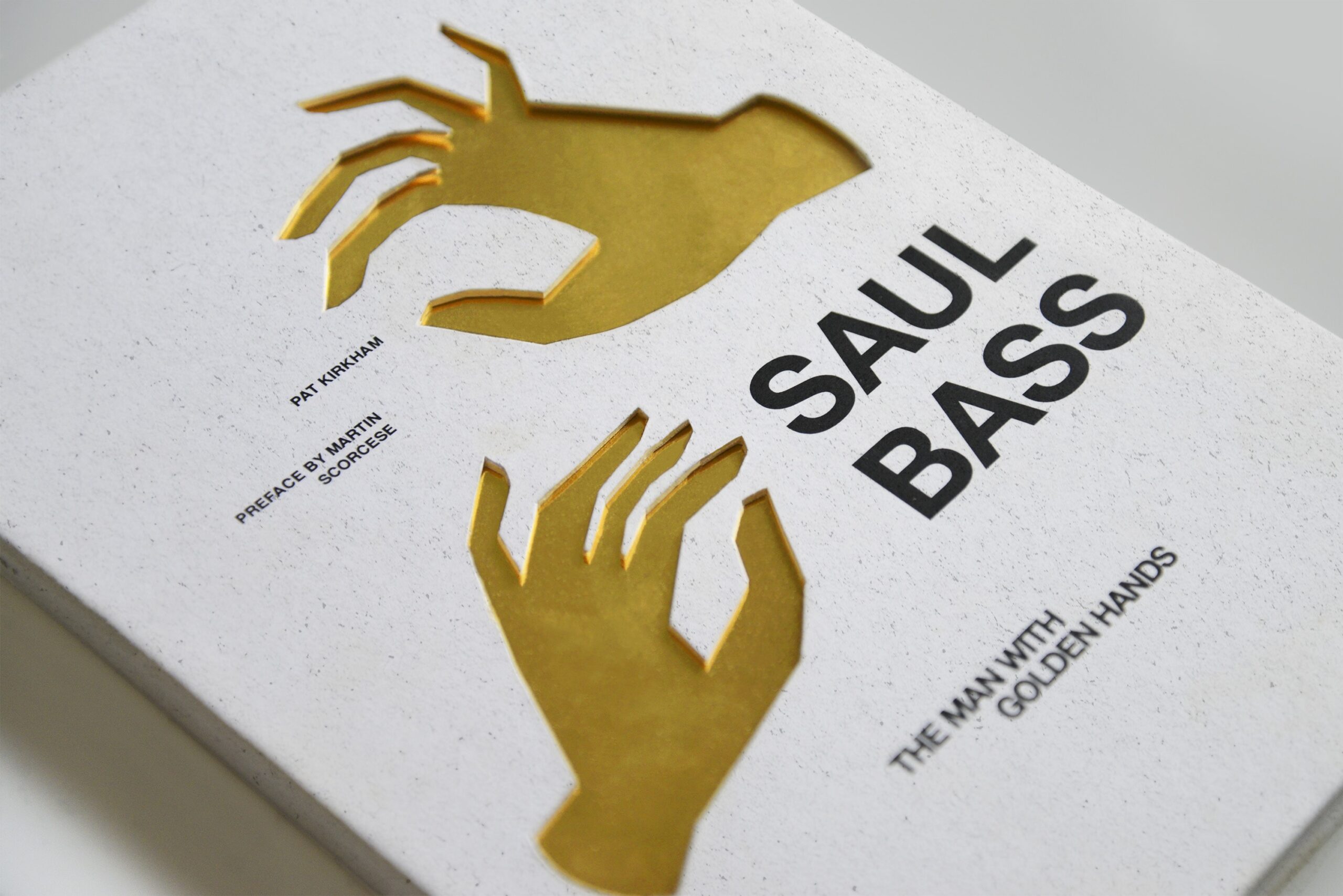 Gros plan sur la couverture dorée du livre Saul Bass: The Man with Golden Hands.