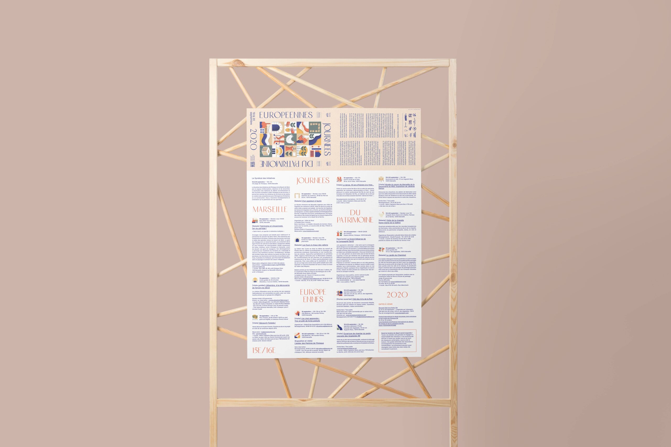 Programme des Journées européennes du patrimoine 2020 présenté sur un support en bois, avec une affiche illustrée et les informations des événements.