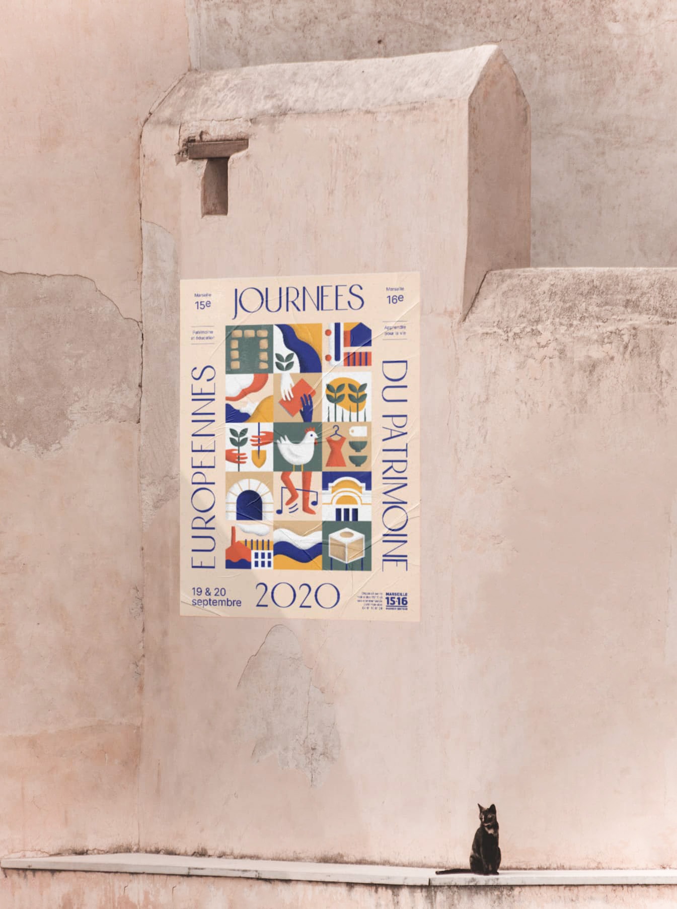 Affiche des Journées européennes du patrimoine 2020 apposée sur un mur ancien à Marseille, avec un chat noir posé sur le rebord en dessous.