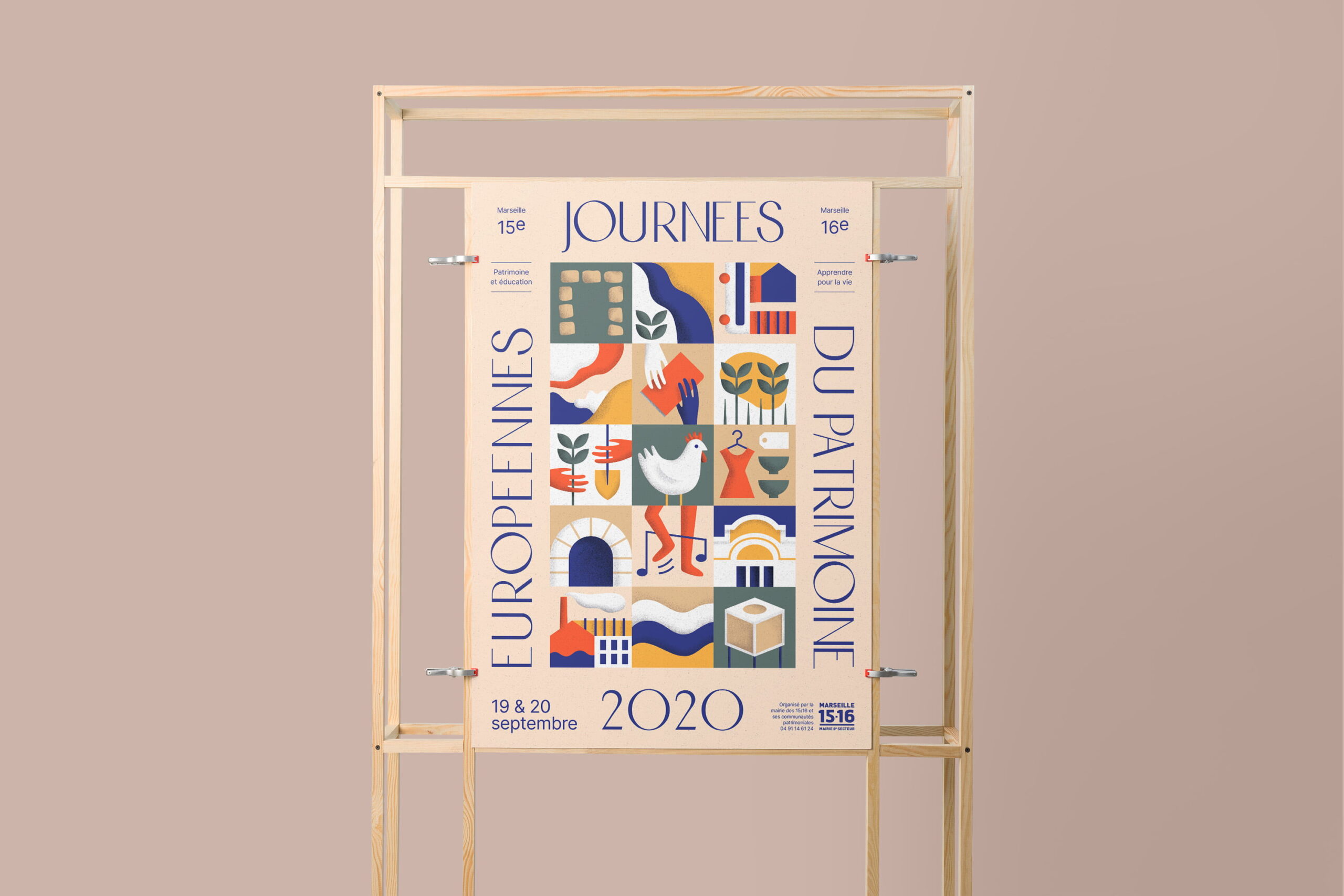 Affiche des Journées européennes du patrimoine 2020 présentée sur un support en bois, avec une composition graphique colorée.