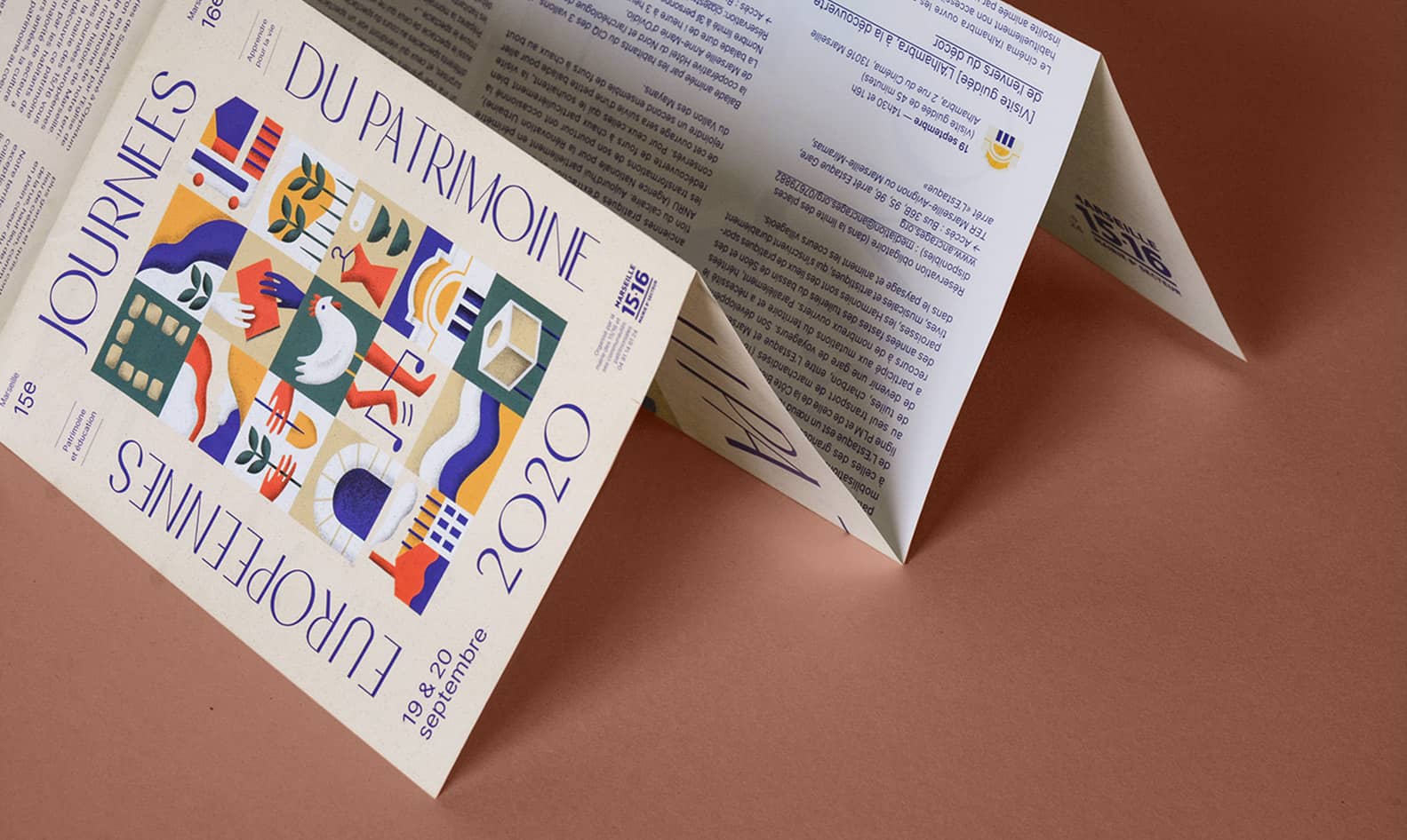 Gros plan sur le dépliant des Journées européennes du patrimoine 2020, avec sa couverture colorée et ses informations pratiques.