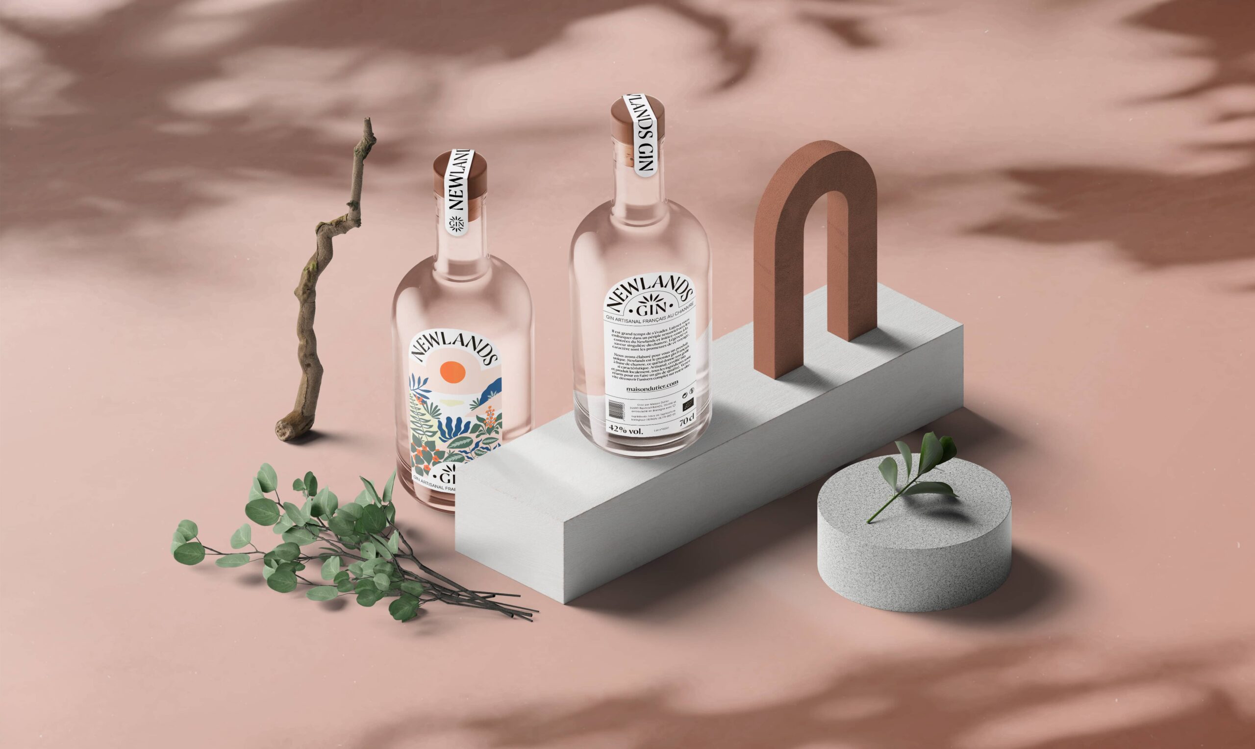 Mise en scène de plusieurs bouteilles de Gin Newlands et d'élément décoratif évoquant l'univers de la marque