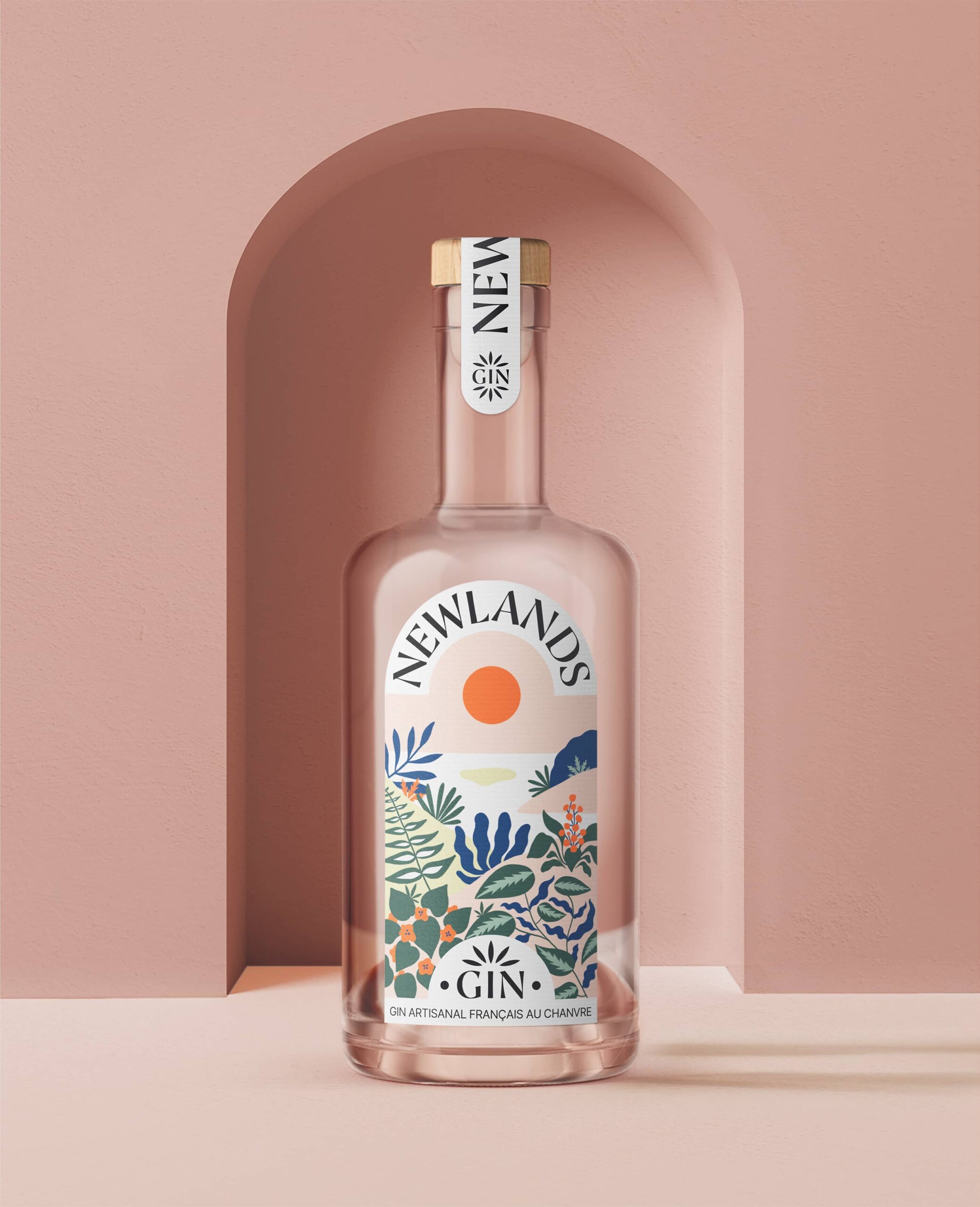 Bouteille Newlands mise en scène dans un décor architectural. Son étiquette présente une illustration florale représentant un paysage avec une vue sur l’horizon et le soleil couchant.
