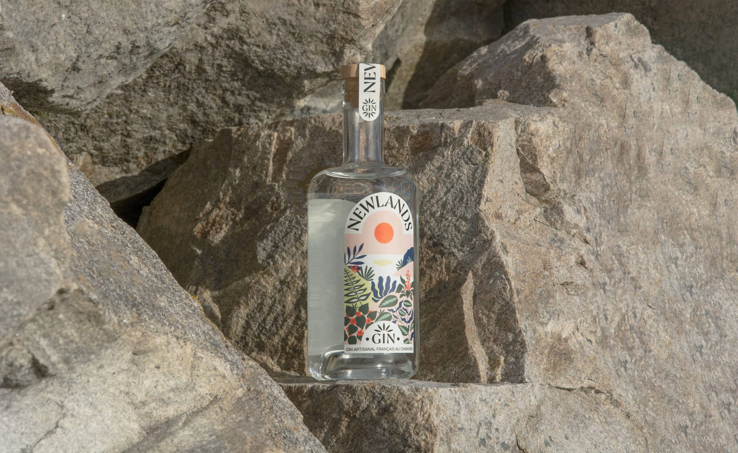 Photo d'une bouteille de gin Newlands dans un décor minéral