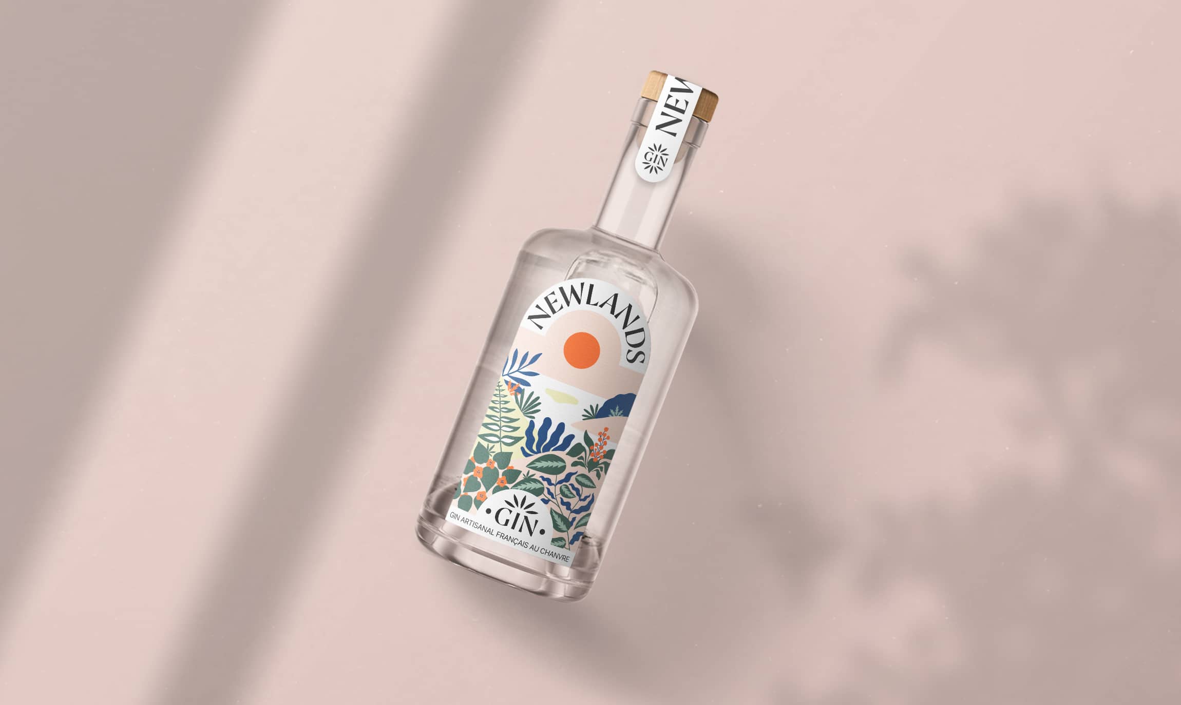 Photo d'une bouteille de gin Newlands vue de haut sur un fond rose clair