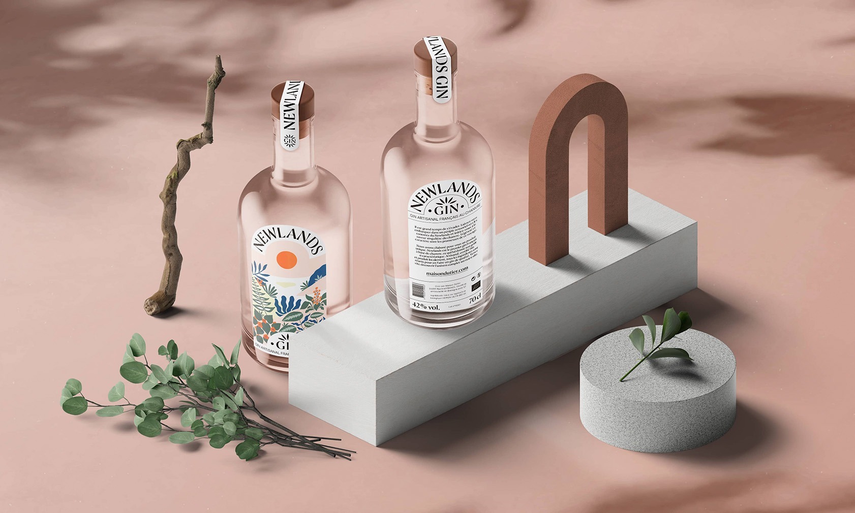 Mise en scène de plusieurs bouteilles de Gin Newlands et d'élément décoratif évoquant l'univers de la marque