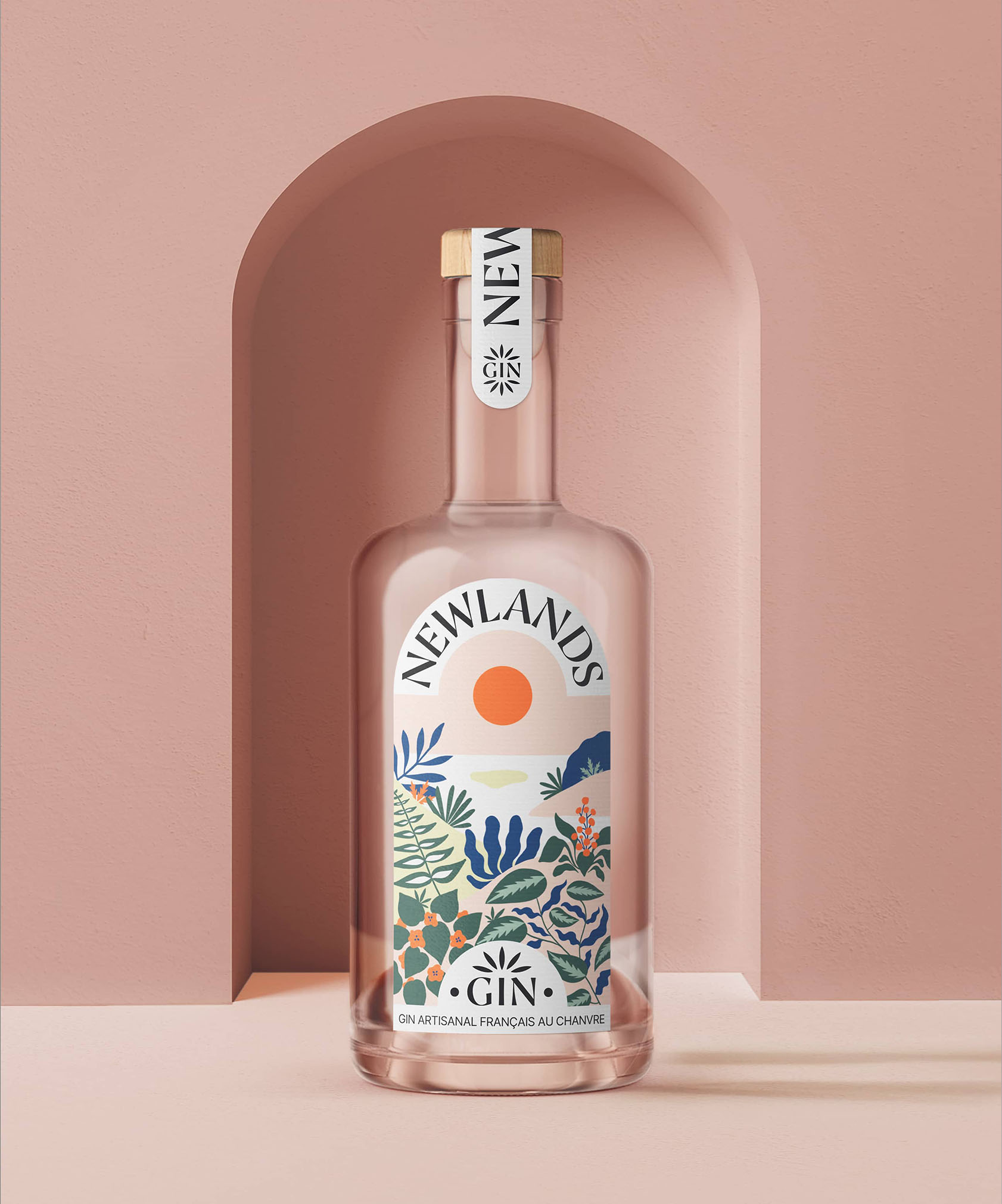 Bouteille Newlands mise en scène dans un décor architectural. Son étiquette présente une illustration florale représentant un paysage avec une vue sur l’horizon et le soleil couchant.