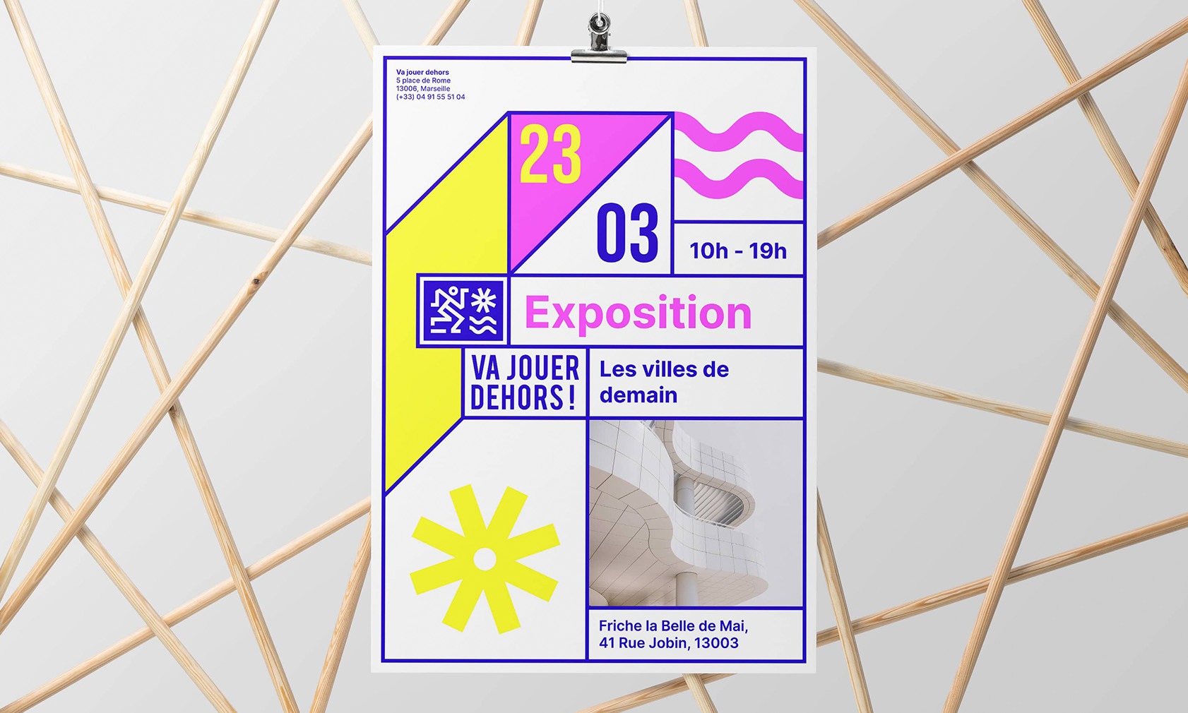 Affiche du festival va jouer dehors sur un support bois entrecroisé