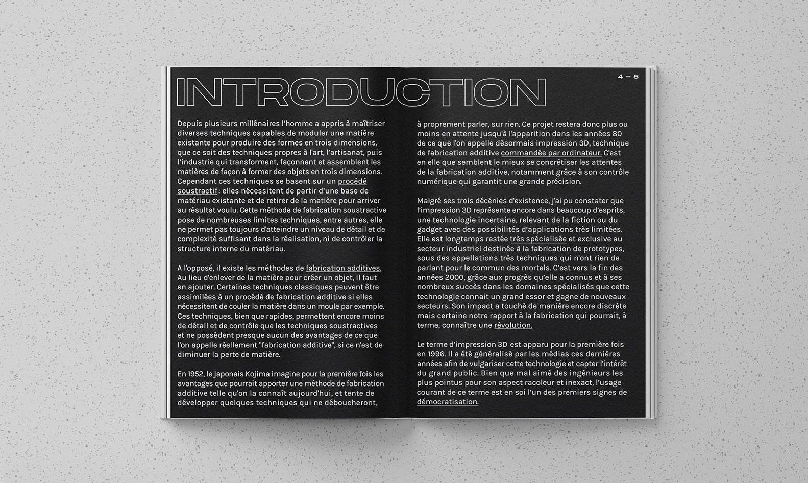 Double page fond noir présentant l'introduction du livre XYZ