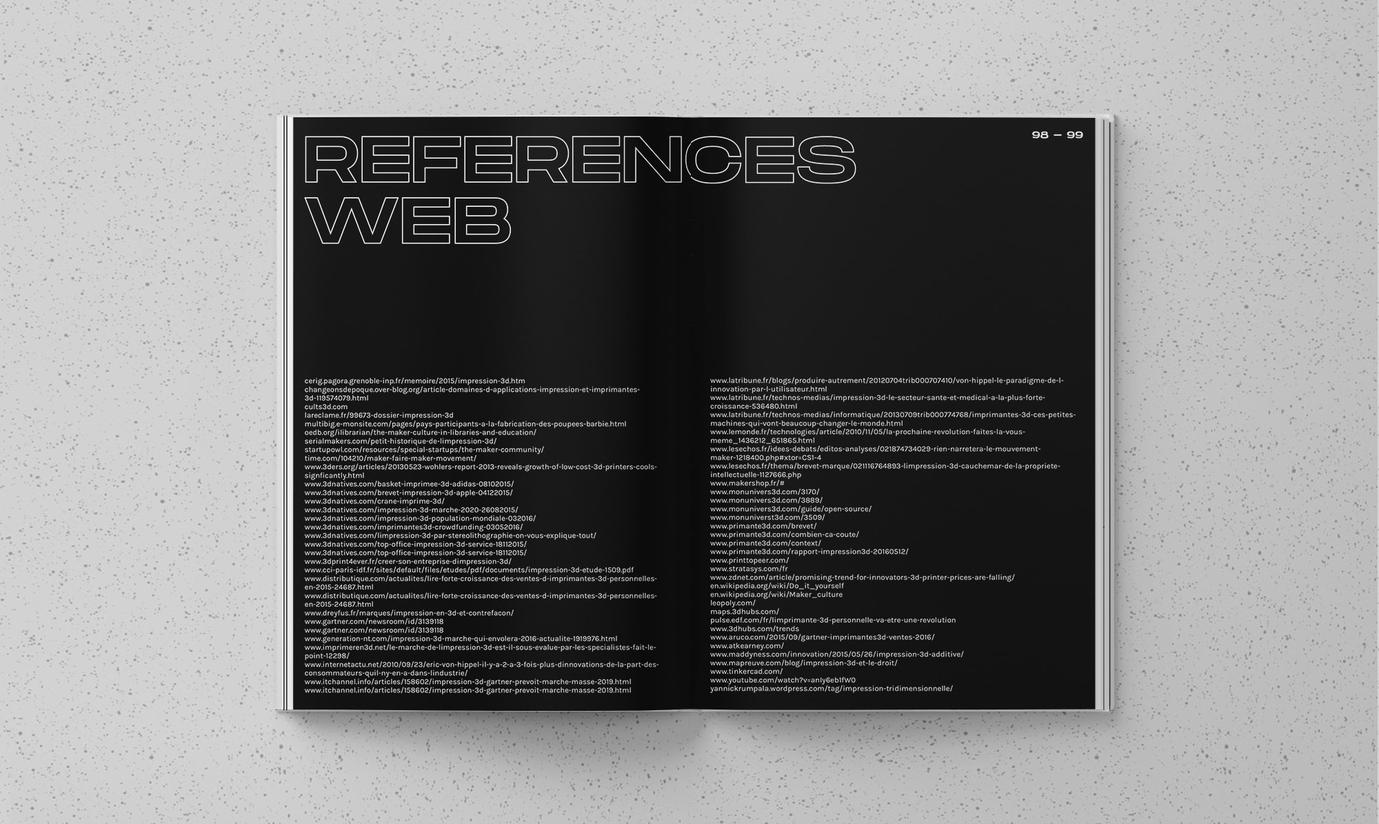 Double page fond noir présentant les références web du livre XYZ